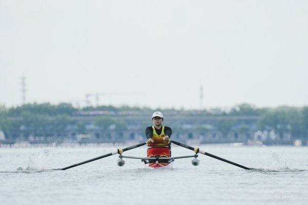 维嘉优配 当年那个只能趴窗台看别人上体育课的女孩，今天在上海“站”上赛艇世锦赛